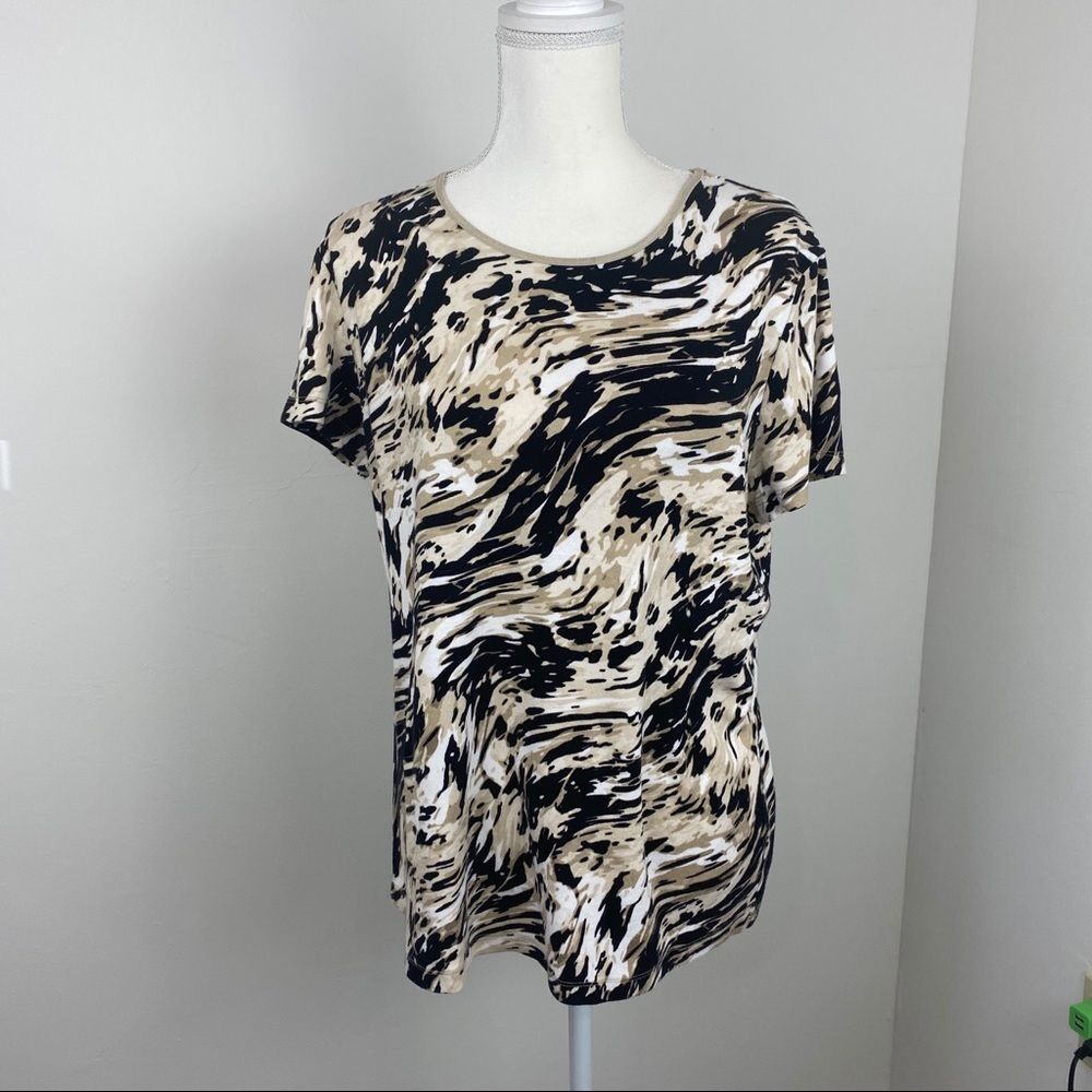 JM T-shirt with short sleeves.